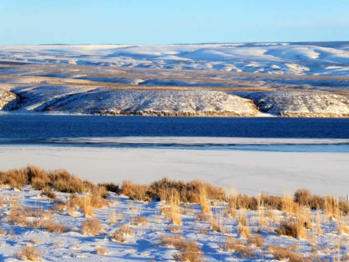 Wide open spaces of Wyoming along the half-frozen Green River